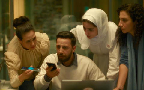 Szene aus dem Film - die Schauspieler verkörpern Hilfskräfte des Roten Halbmonds. - Foto: Juan Sarmiento G./Filmfestspiele Venedig/dpa