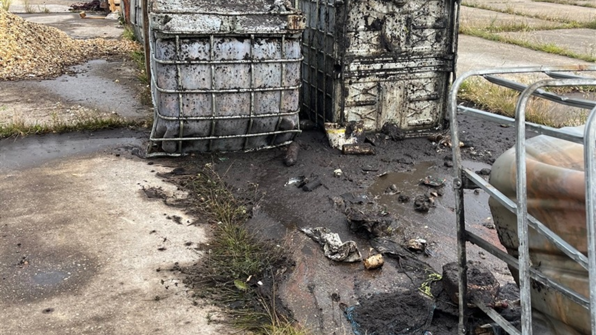 POL-EU: Illegale Entsorgung von Öl-Containern - Foto: presseportal.de