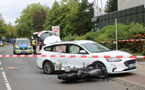 POL-RBK: Bergisch Gladbach - Zusammenstoß zwischen Pkw und Motorrad - 2 Verletzte - Foto: presseportal.de
