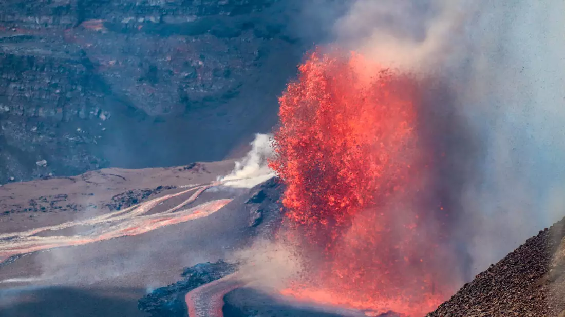 Der Kilauea spuckte Lavafontänen rund 100 Meter hoch in den Himmel. - Bild: C. Cauley/U.S. Geological Survey/AP/dpa