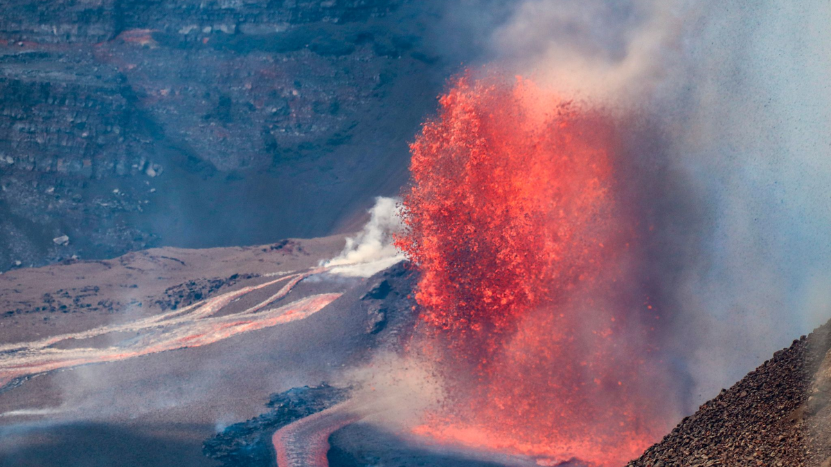 Der Kilauea spuckte Lavafontänen rund 100 Meter hoch in den Himmel. - Foto: C. Cauley/U.S. Geological Survey/AP/dpa