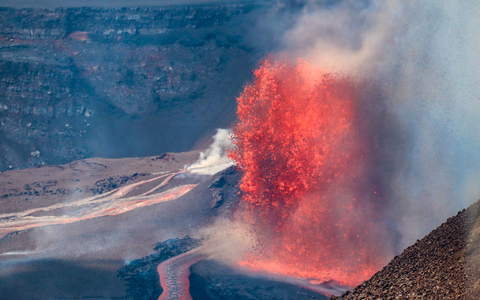 Der Kilauea spuckte Lavafontänen rund 100 Meter hoch in den Himmel. - Foto: C. Cauley/U.S. Geological Survey/AP/dpa Der Kilauea spuckte Lavafontänen rund 100 Meter hoch in den Himmel. - Foto: C. Cauley/U.S. Geological Survey/AP/dpa