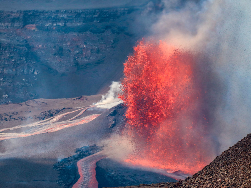 Der Kilauea spuckte Lavafontänen rund 100 Meter hoch in den Himmel. - Foto: C. Cauley/U.S. Geological Survey/AP/dpa