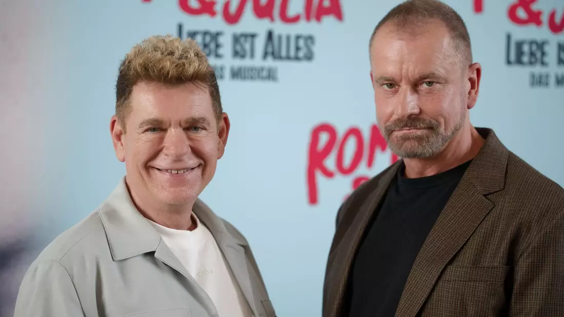 Das Musical  «Romeo & Julia – Liebe ist alles» von Peter Plate (links) und Ulf Leo Sommer geht bald auf Tournee. - Bild: Henning Kaiser/dpa