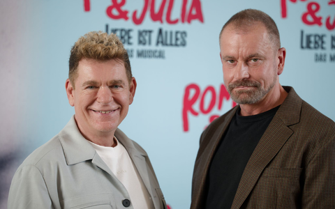 Das Musical  «Romeo & Julia – Liebe ist alles» von Peter Plate (links) und Ulf Leo Sommer geht bald auf Tournee. - Foto: Henning Kaiser/dpa