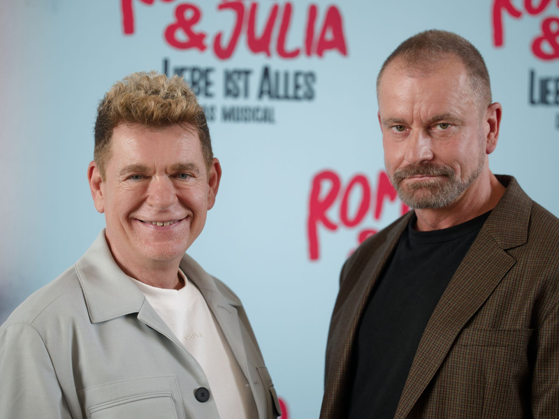 Das Musical  «Romeo & Julia – Liebe ist alles» von Peter Plate (links) und Ulf Leo Sommer geht bald auf Tournee. - Foto: Henning Kaiser/dpa
