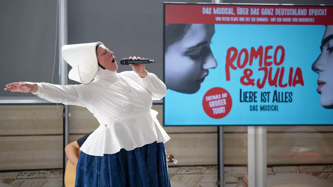 Ein kleiner Vorgeschmack: Bei einem Presse-Event wurde die Tournee von «Romeo & Julia – Liebe ist alles» vorgestellt. - Bild: Henning Kaiser/dpa