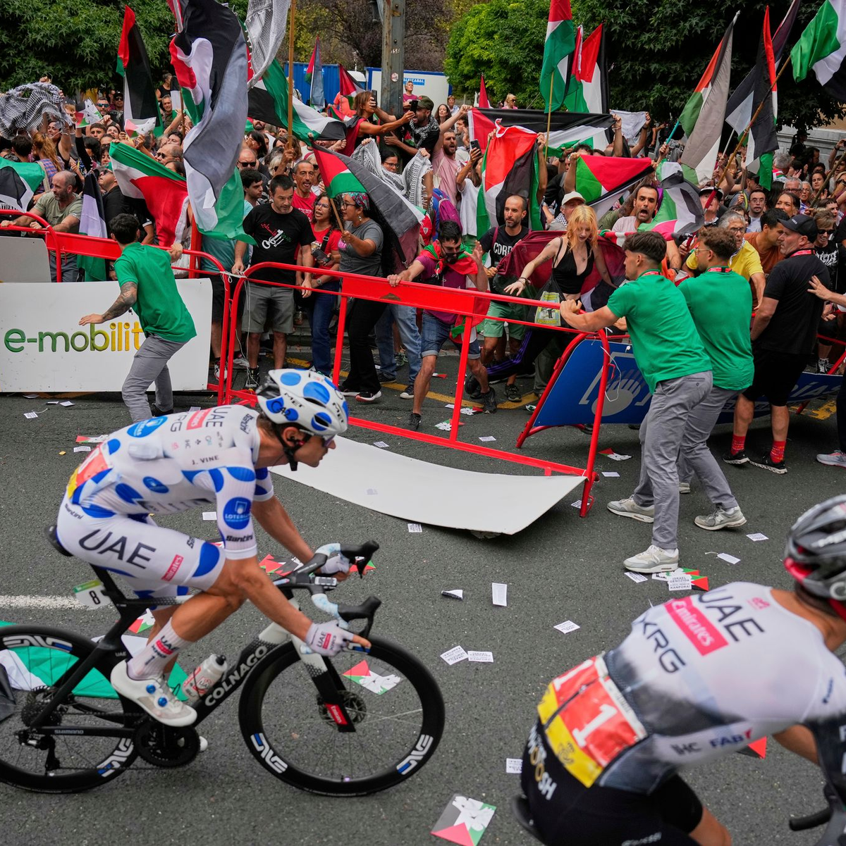 Seit Tagen nutzen die Demonstranten die Vuelta für ihre Proteste. - Foto: Miguel Oses/AP/dpa
