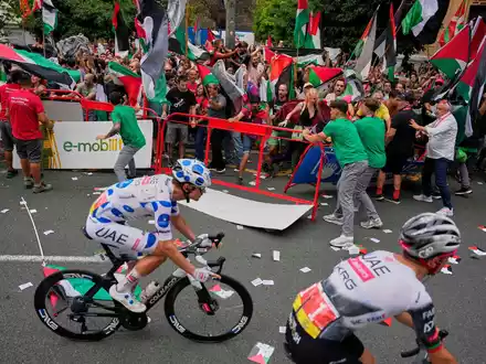 Seit Tagen nutzen die Demonstranten die Vuelta für ihre Proteste. - Foto: Miguel Oses/AP/dpa