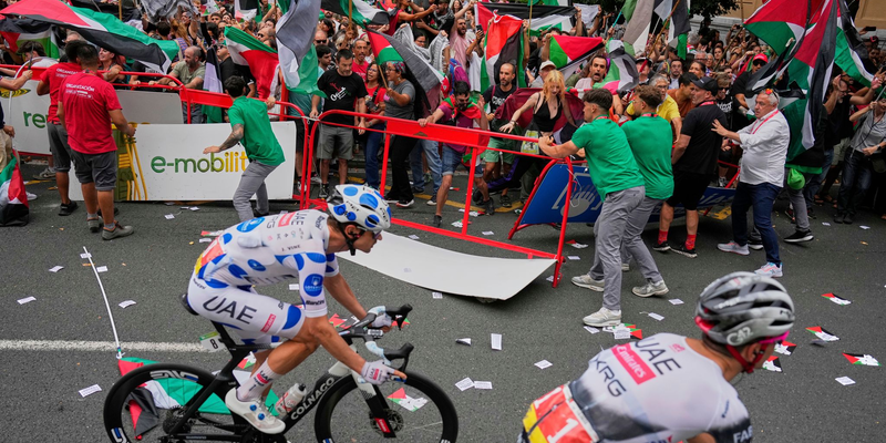 Seit Tagen nutzen die Demonstranten die Vuelta für ihre Proteste. - Foto: Miguel Oses/AP/dpa