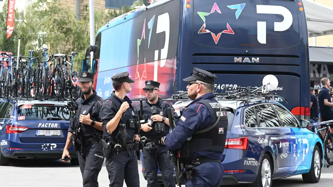 Das israelische Team steht unter Polizeischutz. - Bild: David De Haro/EUROPA PRESS/dpa