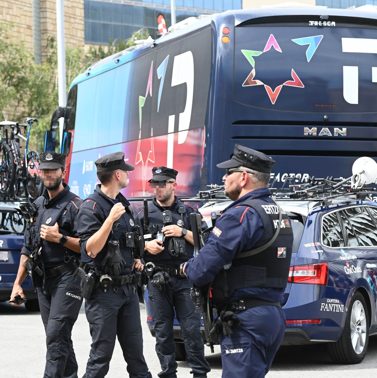 Das israelische Team steht unter Polizeischutz. - Foto: David De Haro/EUROPA PRESS/dpa