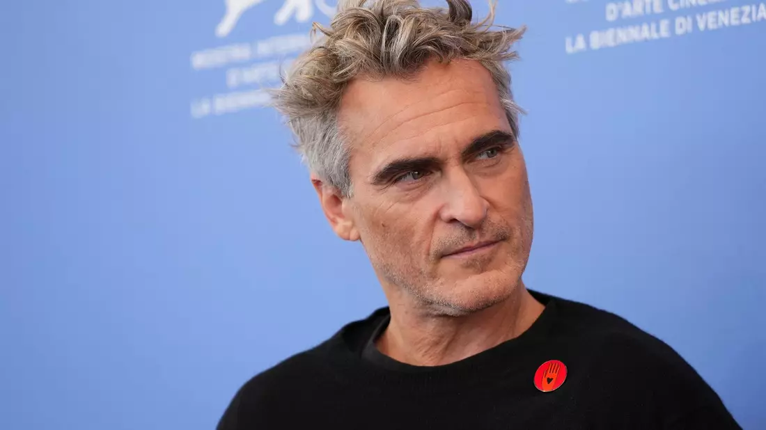 Joaquin Phoenix vor der Pressekonferenz des Films mit einem «Artists4Ceasefire»-Anstecker. - Bild: Scott A Garfitt/Invision/AP/dpa