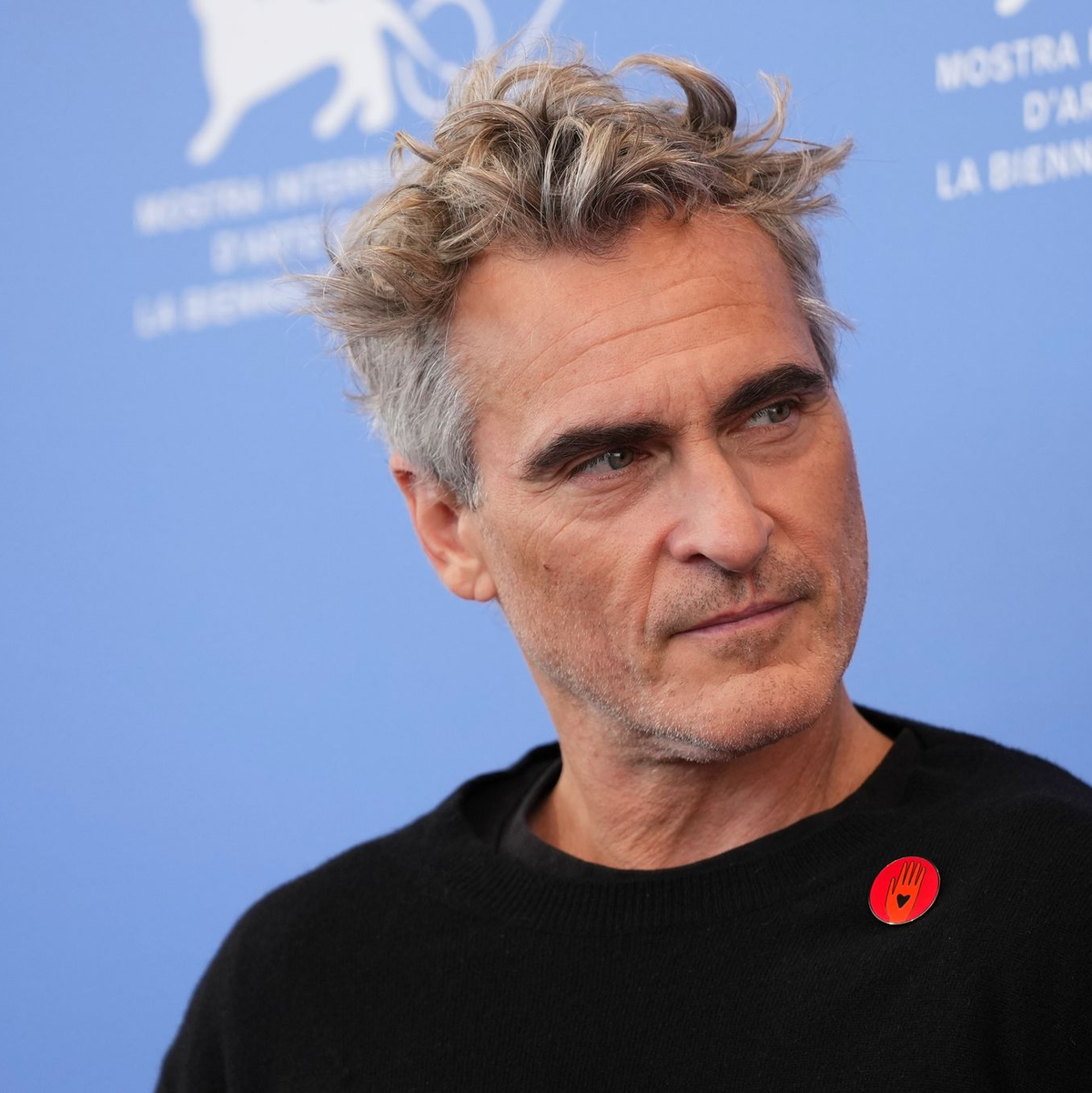 Joaquin Phoenix vor der Pressekonferenz des Films mit einem «Artists4Ceasefire»-Anstecker. - Foto: Scott A Garfitt/Invision/AP/dpa