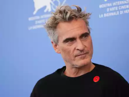 Joaquin Phoenix vor der Pressekonferenz des Films mit einem «Artists4Ceasefire»-Anstecker. - Foto: Scott A Garfitt/Invision/AP/dpa