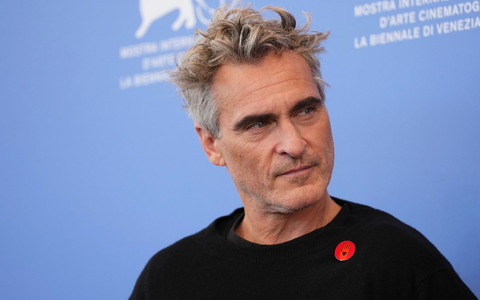 Joaquin Phoenix vor der Pressekonferenz des Films mit einem «Artists4Ceasefire»-Anstecker. - Foto: Scott A Garfitt/Invision/AP/dpa