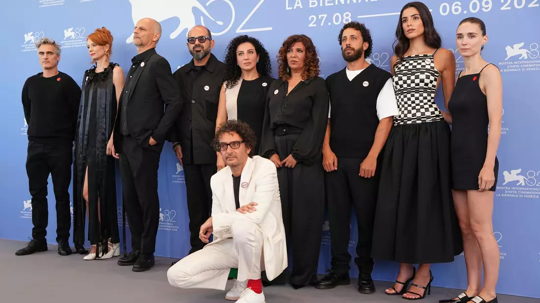 Die Produzenten Joaquin Phoenix und Rooney Mara mit Teilen des restlichen Filmteams. - Bild: Scott A Garfitt/Invision/AP/dpa