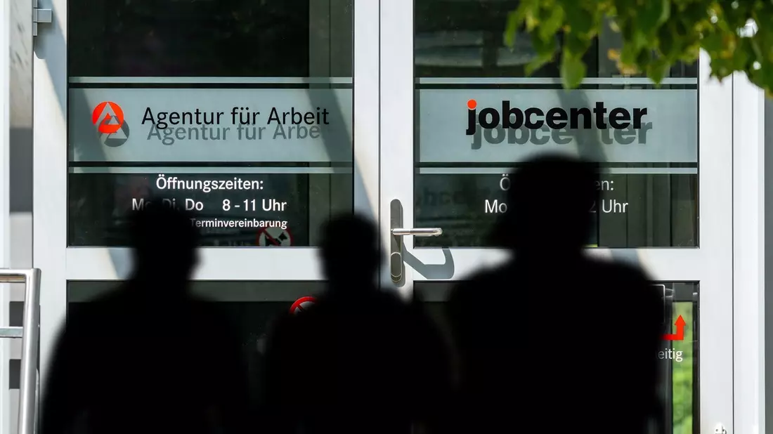 +++ Achtung Sperrfrist (Print, Radio und Online): 18.00 Uhr +++ARD-DeutschlandTREND: Mehrheit der Deutschen hält härtere Bürgergeld-Sanktionen für richtig - Bild: presseportal.de