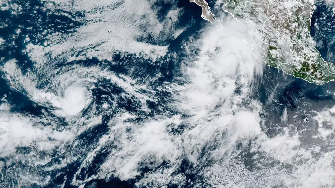 «Lorena» zieht auf die Westküste von Mexiko zu. - Bild: Uncredited/NOAA/AP/dpa