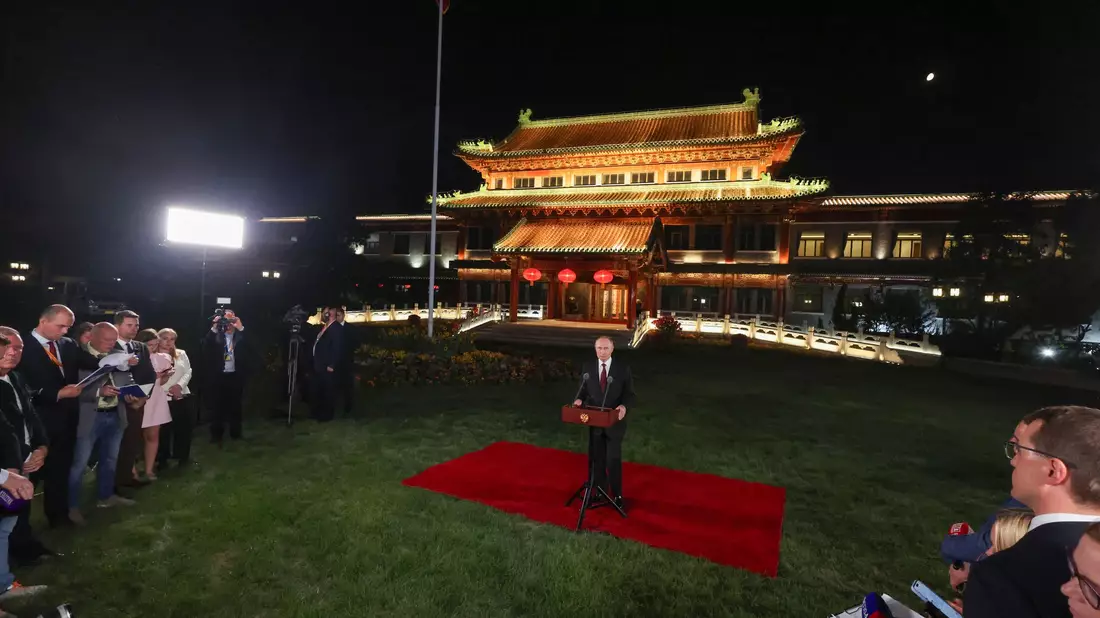 Russland könne seine Ziele in der Ukraine auch militärisch erreichen, sagte Putin bei einer Pressekonferenz in Peking.  - Bild: Maxim Shemetov/Pool Reuters/AP/dpa