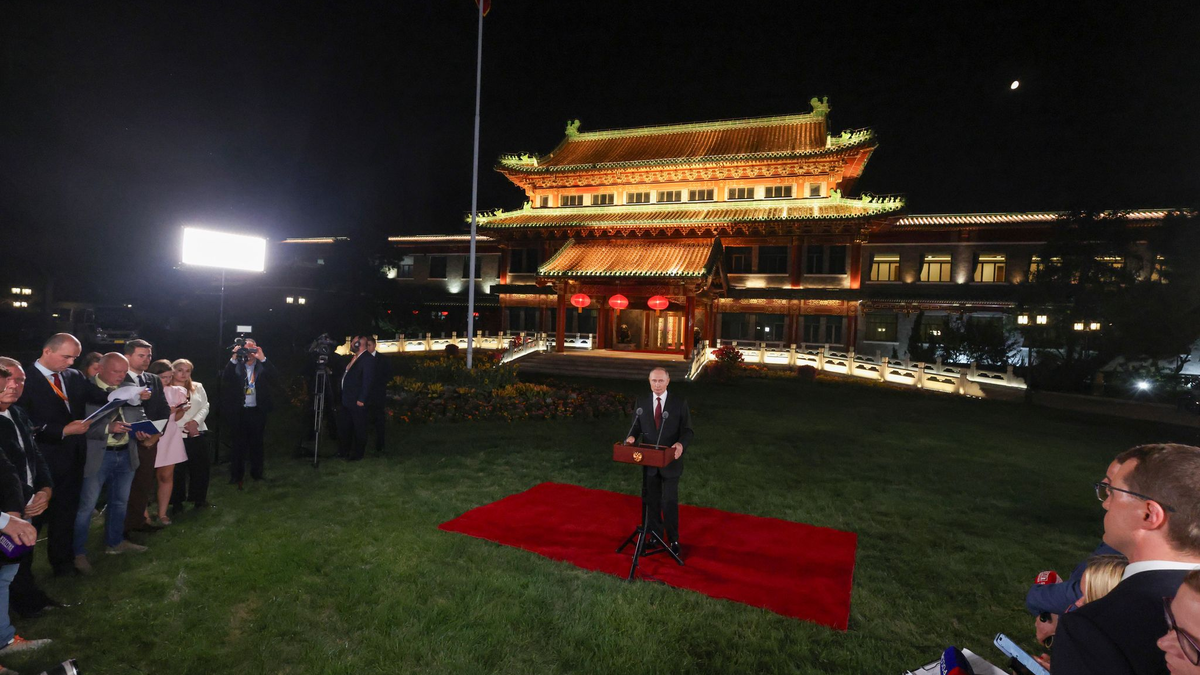 Russland könne seine Ziele in der Ukraine auch militärisch erreichen, sagte Putin bei einer Pressekonferenz in Peking.  - Foto: Maxim Shemetov/Pool Reuters/AP/dpa