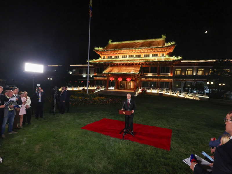 Russland könne seine Ziele in der Ukraine auch militärisch erreichen, sagte Putin bei einer Pressekonferenz in Peking.  - Foto: Maxim Shemetov/Pool Reuters/AP/dpa