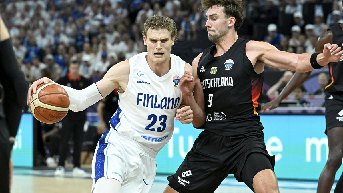 Auf die deutschen Basketballer um Franz Wagner (r) wartet im Achtelfinale Portugal. - Foto: Heikki Saukkomaa/Lehtikuva/dpa