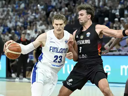 Auf die deutschen Basketballer um Franz Wagner (r) wartet im Achtelfinale Portugal. - Foto: Heikki Saukkomaa/Lehtikuva/dpa