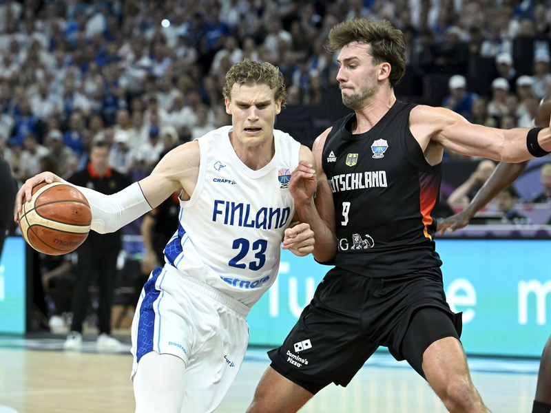 Auf die deutschen Basketballer um Franz Wagner (r) wartet im Achtelfinale Portugal. - Foto: Heikki Saukkomaa/Lehtikuva/dpa