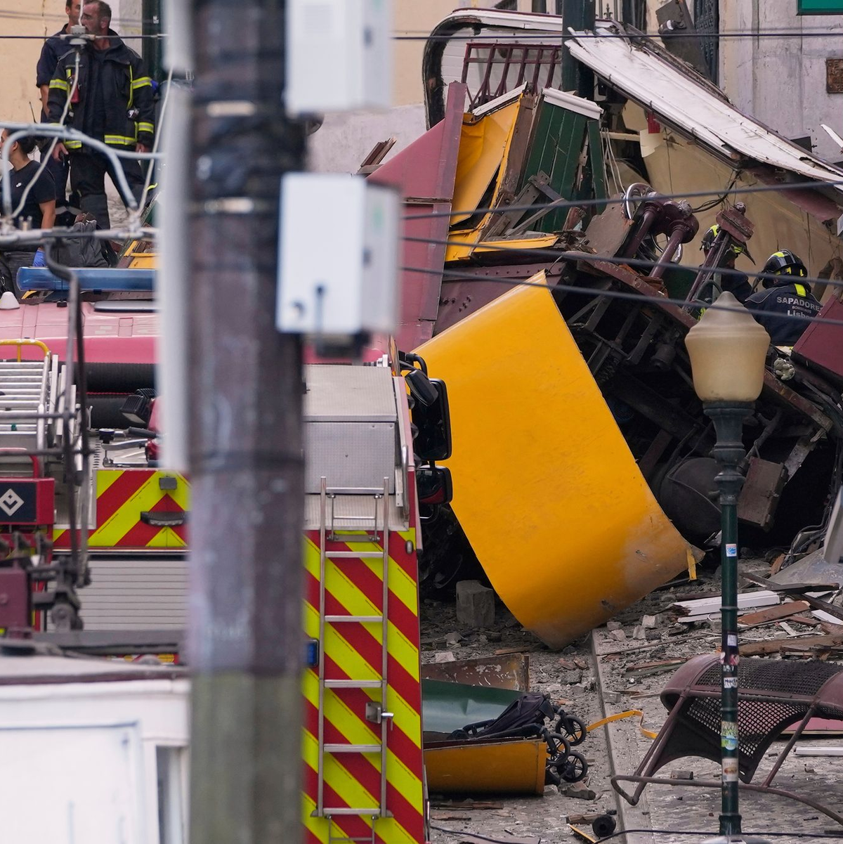 Von dem verunglückten Wagen der Seilbahn blieben nur Trümmer übrig. - Foto: Armando Franca/AP/dpa