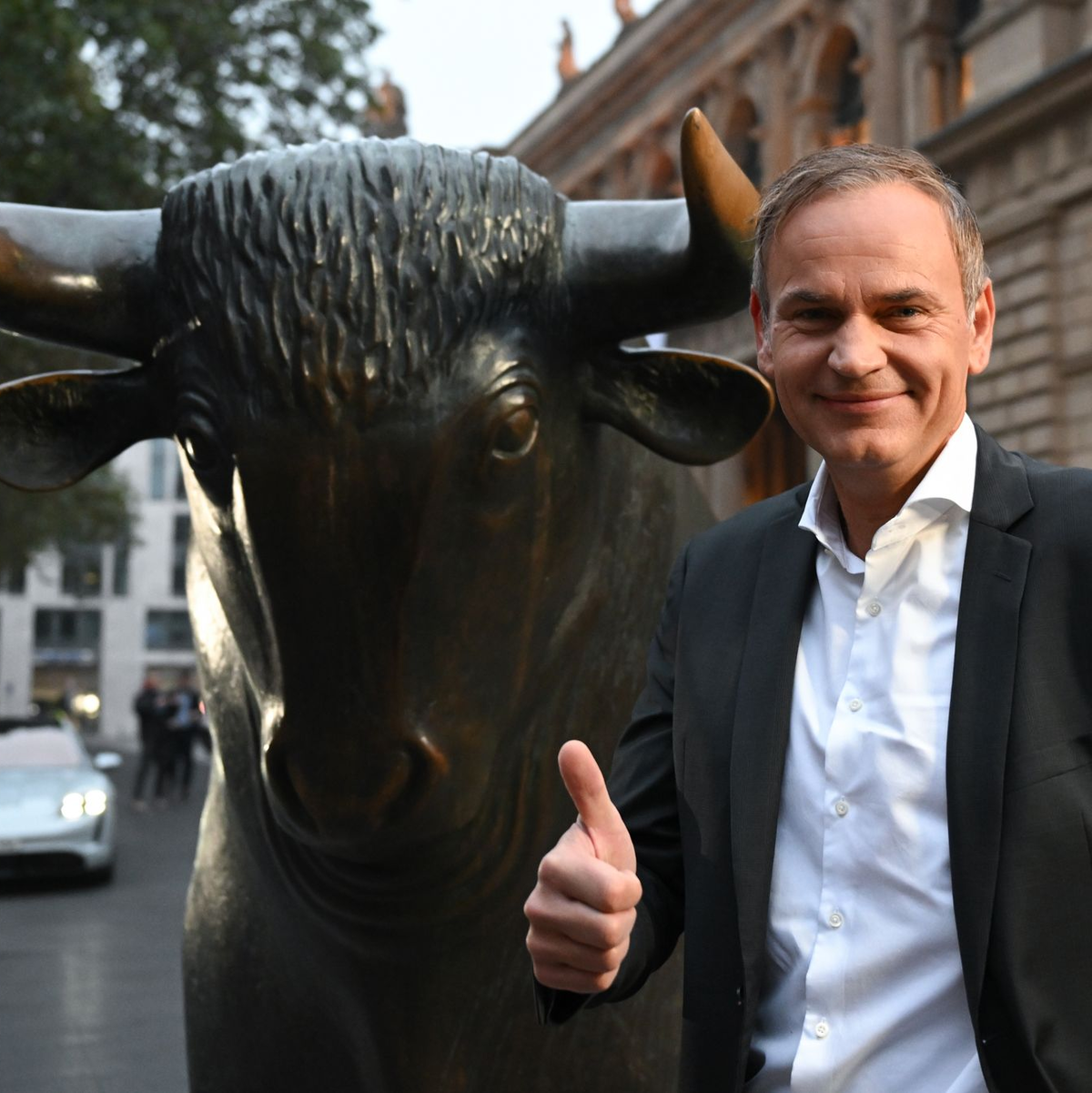 Porsche-Chef Oliver Blume beim Börsengang in Frankfurt im September 2022. - Foto: Arne Dedert/dpa