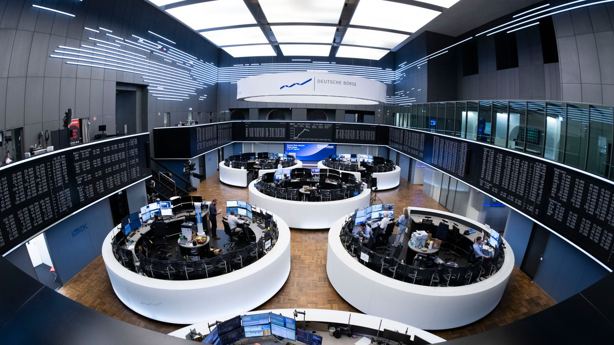 Handelssaal der Frankfurter Börse: Die Dax Konzerne legen im Tagesgeschäft zu (Archivbild) - Foto: Boris Roessler/dpa