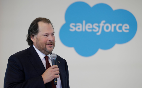 Die Vision von Salesforce-Chef Marc Benioff ist, den Kundendienst mit Hilfe von KI umzukrempeln. (Archivbild) - Foto: Darron Cummings/AP/dpa