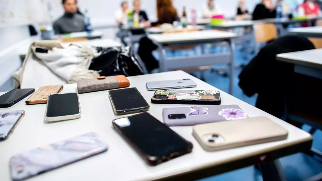 Schriftliche Abi-Prüfung - die Handys werden vorher eingesammelt. (Symbolbild) - Bild: Hauke-Christian Dittrich/dpa
