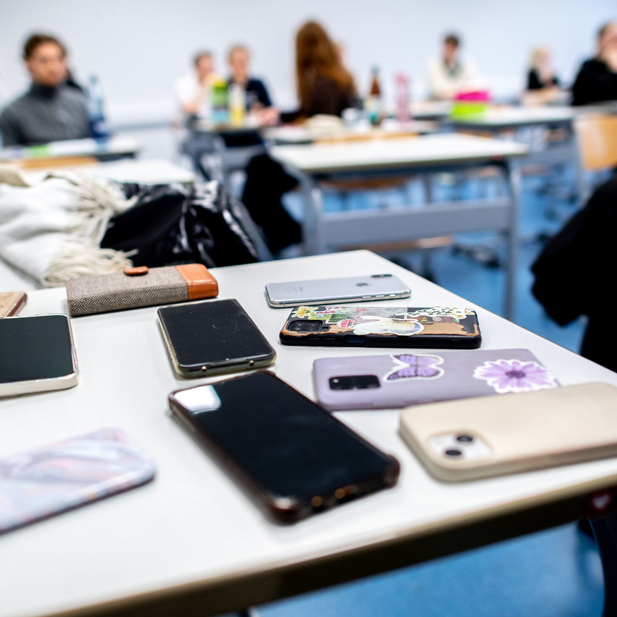 Schriftliche Abi-Prüfung - die Handys werden vorher eingesammelt. (Symbolbild) - Foto: Hauke-Christian Dittrich/dpa
