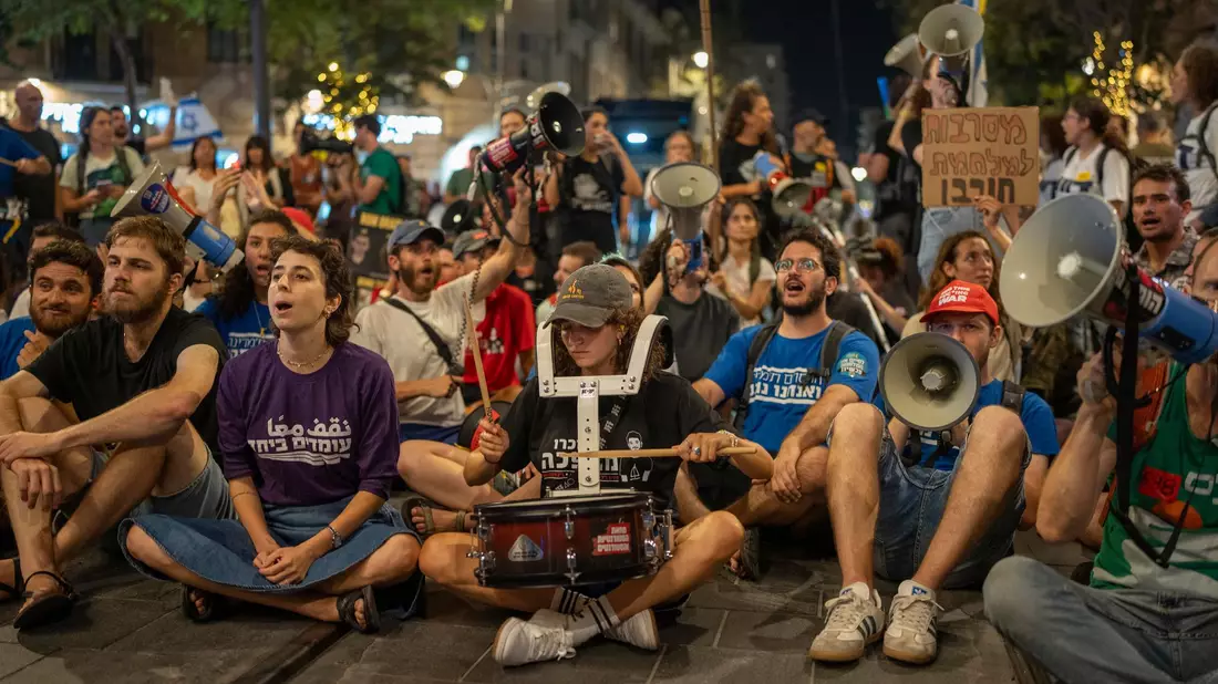 Bei einer erneuten Großkundgebung in Israel schreitet die Polizei ein.  - Bild: Ilia Yefimovich/dpa