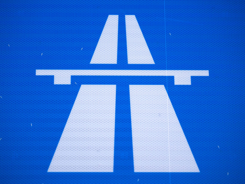 Noch mal rund 27 Millionen muss der Bund für die gescheiterte Pkw-Maut bezahlen. (Symbolbild) - Foto: Hendrik Schmidt/dpa