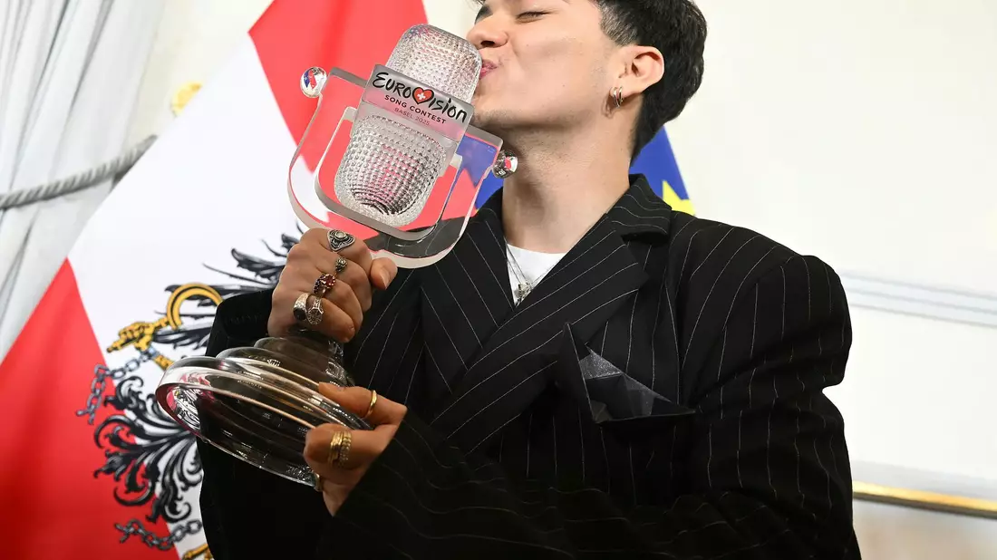 Ein letzter Kuss - dann ging die ESC-Trophäe zu Bruch. (Archivbild) - Bild: Helmut Fohringer/APA/dpa