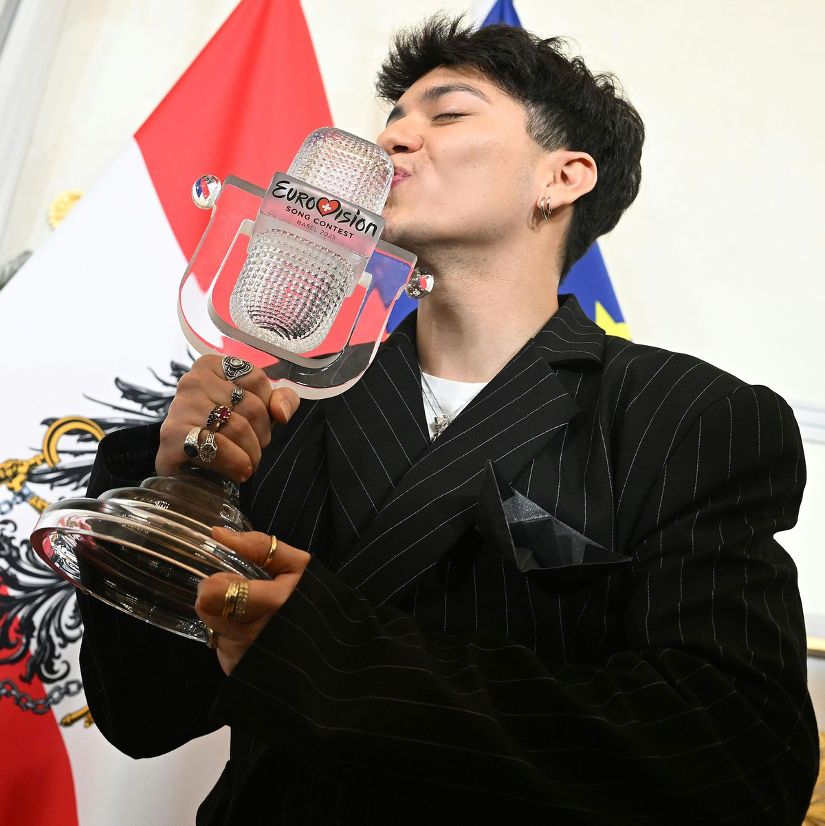 Ein letzter Kuss - dann ging die ESC-Trophäe zu Bruch. (Archivbild) - Foto: Helmut Fohringer/APA/dpa