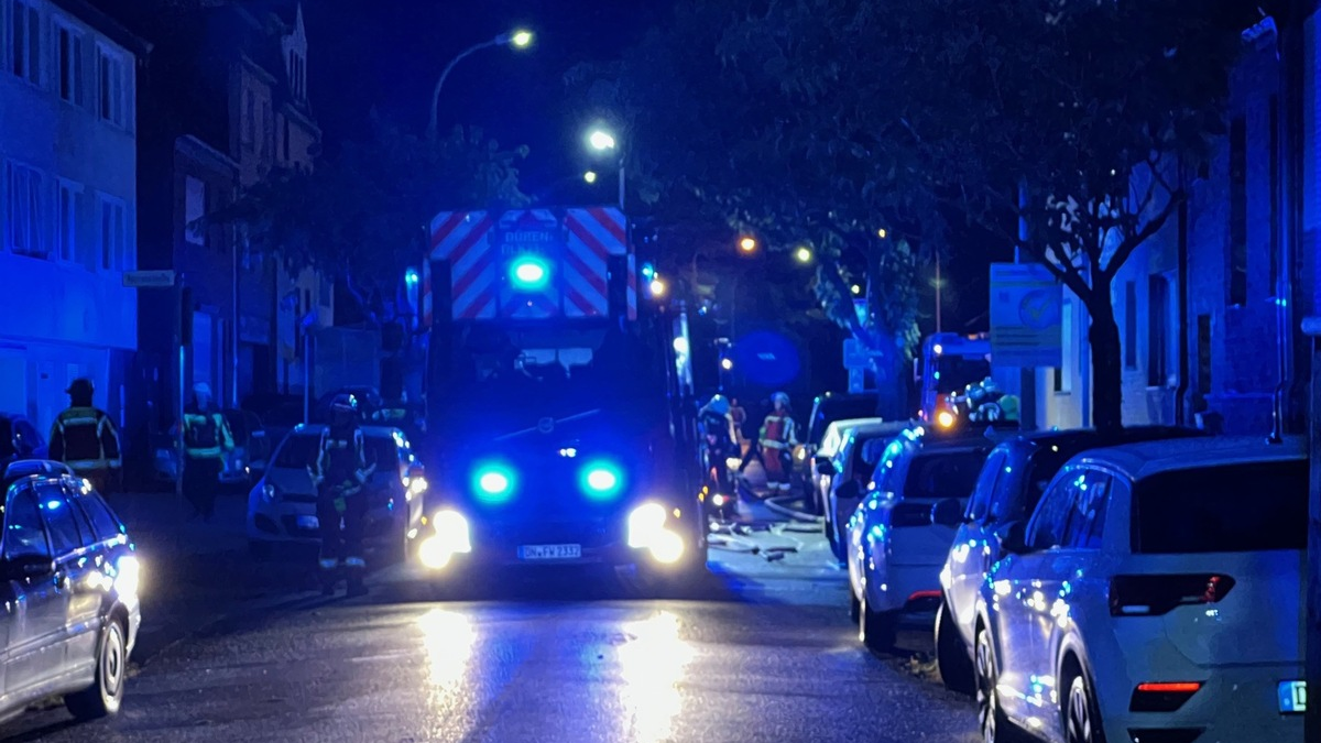 FW Düren: Wohnungsbrand in Birkesdorf in der Nacht - Mehrere Bewohner gerettet - Foto: presseportal.de