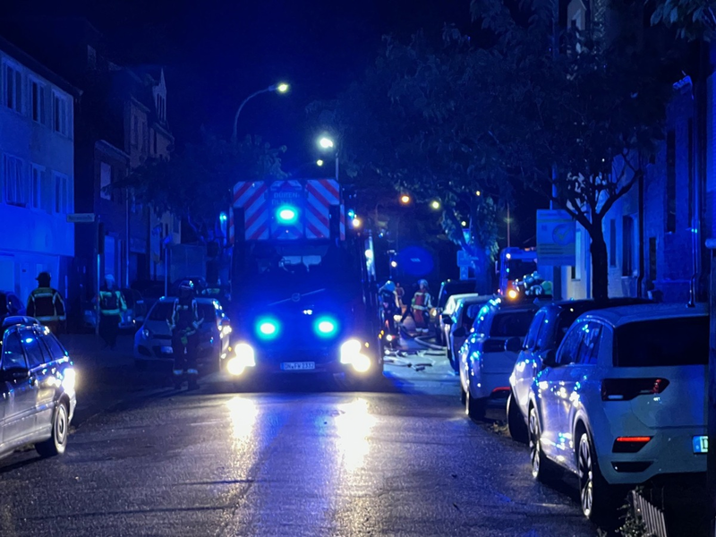 FW Düren: Wohnungsbrand in Birkesdorf in der Nacht - Mehrere Bewohner gerettet - Foto: presseportal.de