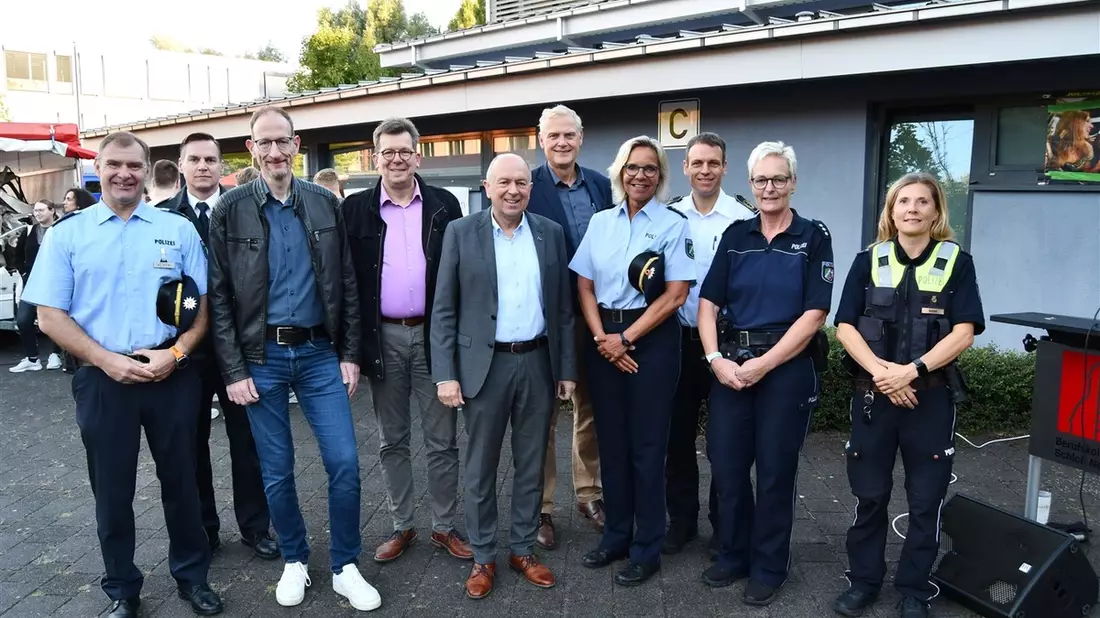 POL-PB: Verkehrssicherheitstag am Berufskolleg Schloß Neuhaus - Bild: presseportal.de