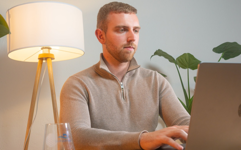 Unsichtbare Gefahr im Hahn: Warum sogar Leitungswasser immer öfter unter dem Plastik-Mikroskop landet - Foto: presseportal.de