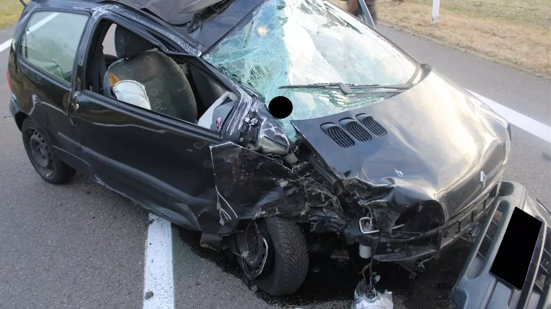 POL-MI: Autofahrer kollidiert mit Baum - Bild: presseportal.de