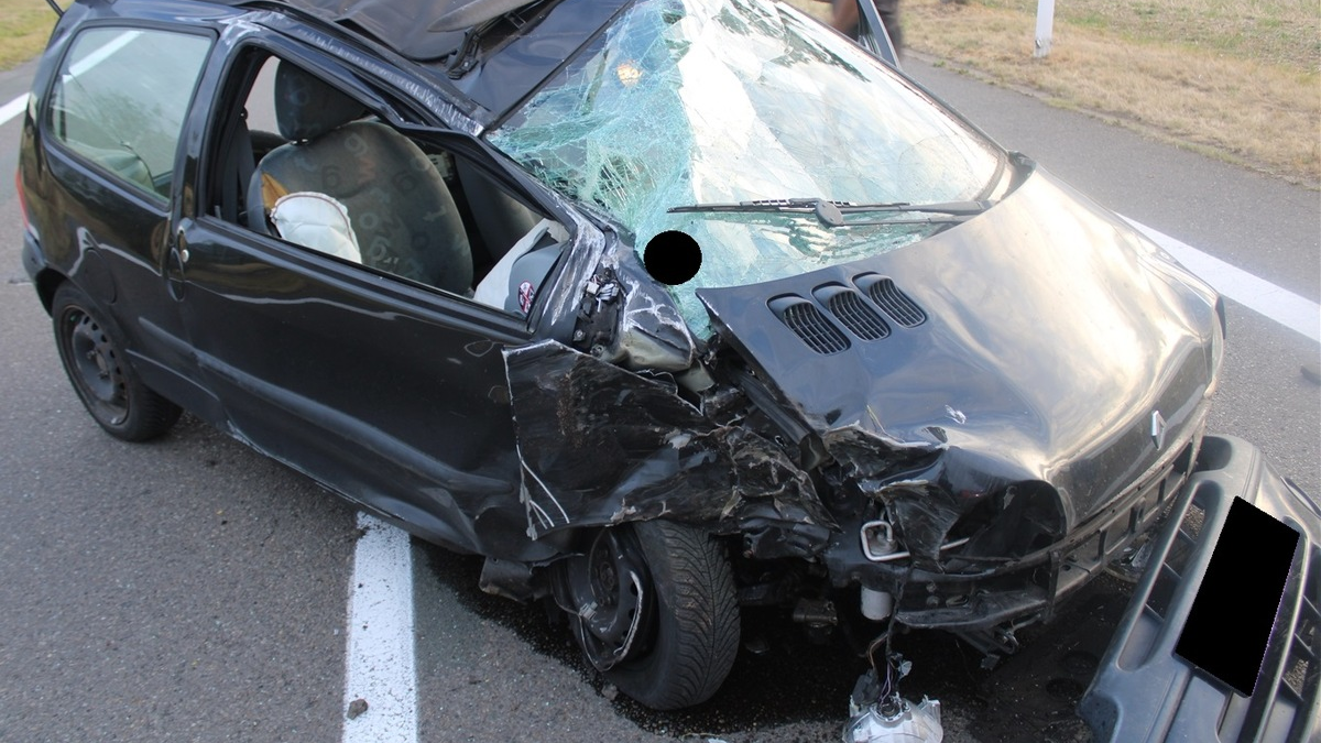 POL-MI: Autofahrer kollidiert mit Baum - Foto: presseportal.de