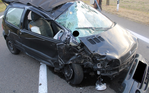 POL-MI: Autofahrer kollidiert mit Baum - Foto: presseportal.de