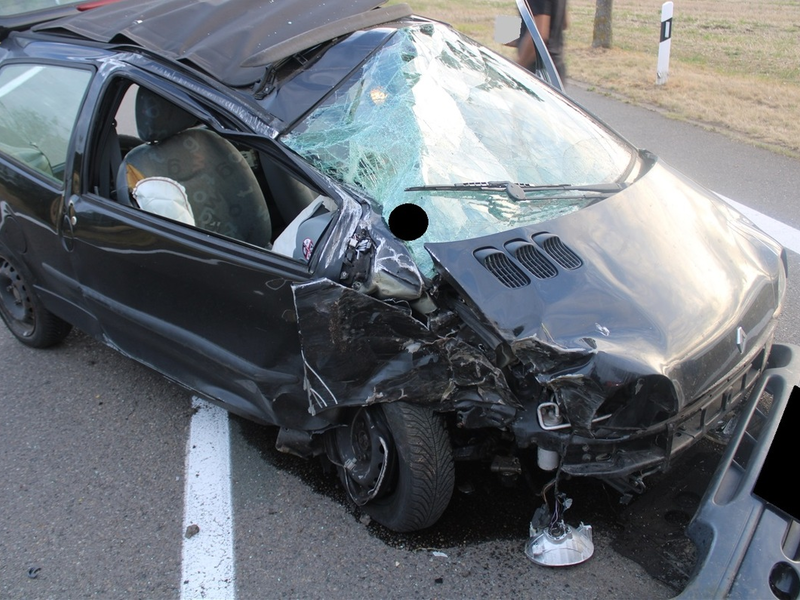 POL-MI: Autofahrer kollidiert mit Baum - Foto: presseportal.de