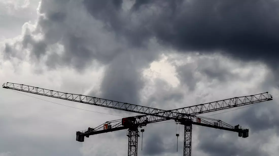 Die deutsche Wirtschaft wird nach Ifo-Einschätzung in diesem und nächsten Jahr schwächer wachsen als erwartet. (Symbolbild) - Bild: Britta Pedersen/dpa-Zentralbild/dpa