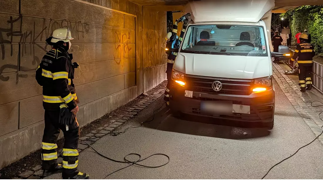 FW-M: Transporter steckt in Unterführung fest (Untermenzing) - Bild: presseportal.de