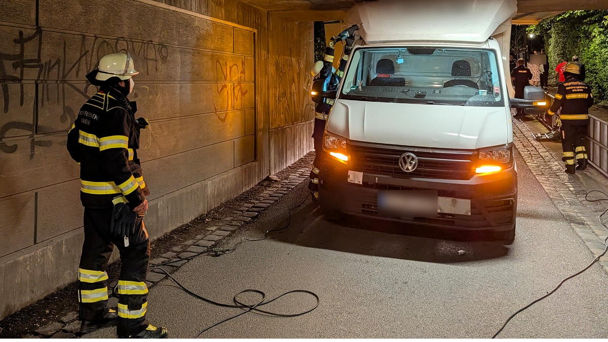 FW-M: Transporter steckt in Unterführung fest (Untermenzing) - Foto: presseportal.de